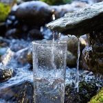 Cómo son los beneficios de tomar agua purificada
